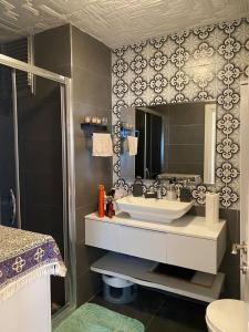 La salle de bains est pourvue d'un lavabo et d'un miroir. dans l'établissement MUHTEŞEM LOKASYONDA,LUX TASARIM DAİRE, à Istanbul