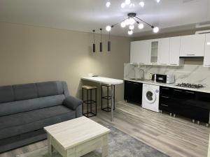 uma sala de estar com um sofá e uma cozinha em Apartamets rent Edinet-аренда квартир единец em Edineţ