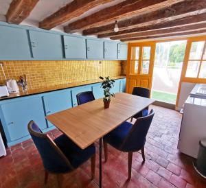 Kuchyňa alebo kuchynka v ubytovaní Ancien hôtel particulier avec patio