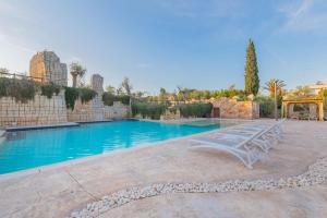 Бассейн в Cava Li Santi Residence или поблизости