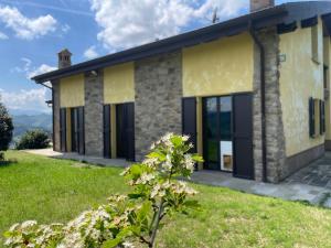 ein Gebäude mit grünem Rasen davor in der Unterkunft Villa Cavalieri in Vedriano in Roncovetro