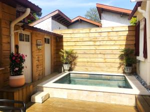 a swimming pool in the backyard of a house at FLEUR DES PINS Maison tout confort au calme in Arcachon