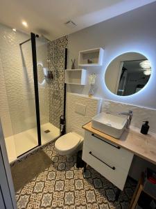 uma casa de banho com um WC, um lavatório e um chuveiro em STUDIO SCANDINAVE - HYPER CENTRE LORIENT em Lorient
