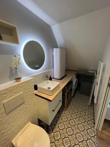 uma casa de banho com um lavatório e um espelho em STUDIO SCANDINAVE - HYPER CENTRE LORIENT em Lorient