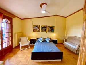 Postel nebo postele na pokoji v ubytování Eirini's ART HOUSE