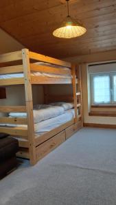 a bedroom with two bunk beds in a cabin at Maison 6-9 pers pour vacances et cure thermale in Le Mont-Dore