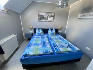 ビンツにあるHaus Sonnenhügelの青いベッド(青い枕付)