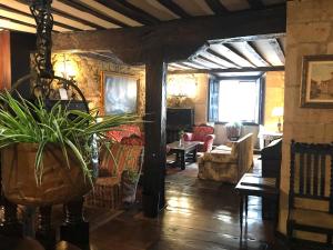 a living room with a couch and a plant at Hotel Altamira in Santillana del Mar