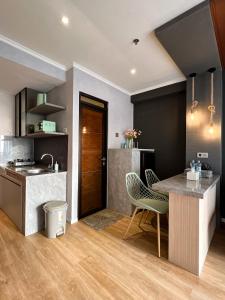 Kuchyň nebo kuchyňský kout v ubytování R20 Apartment Daymentroom 2BR 0620