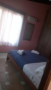 a bedroom with a bed with two towels on it at Το σπιτάκι στη Μουρνέ in Dharivianá