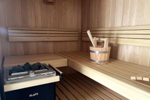 Sauna mit Holzregalen und Werkzeugkasten in der Unterkunft The Forest Retreat- Luxuriöse Ferienwohnung mit privater Sauna in Wermelskirchen