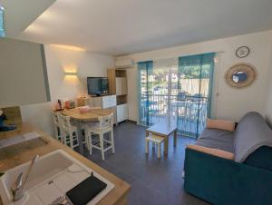 Zdjęcie z galerii obiektu Sol-y-Days Hespérides, Appartement moderne et confortable à 50m de la plage w mieście Le Grau-du-Roi