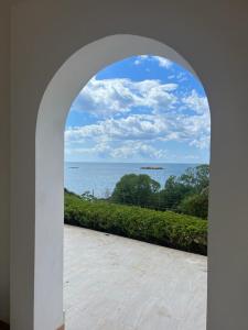 an archway with a view of the ocean at Villa sul Mare in Siracusa
