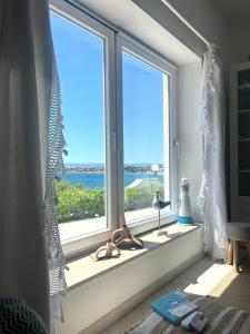 a window with a view of the ocean at Villa sul Mare in Siracusa