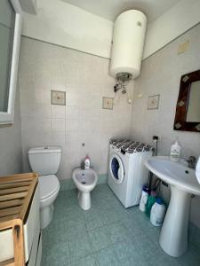 シラクーサにあるVilla sul Mareのバスルーム(トイレ、洗面台、洗濯機付)