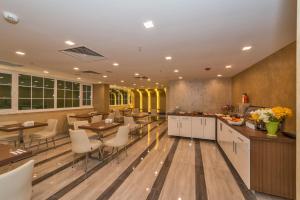 un restaurant avec du parquet, des tables et des chaises dans l'établissement Inntel Hotel Istanbul, à Istanbul