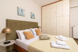 Postel nebo postele na pokoji v ubytování Mare Nostrum Seafront Apartment, by ZanteWize