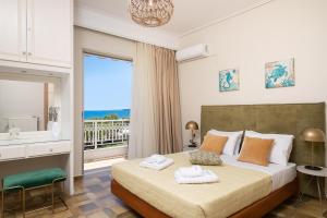 Postel nebo postele na pokoji v ubytování Mare Nostrum Seafront Apartment, by ZanteWize