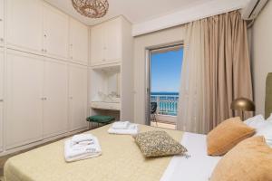Postel nebo postele na pokoji v ubytování Mare Nostrum Seafront Apartment, by ZanteWize