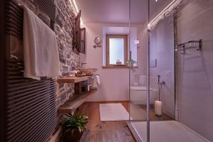 "La Casa dei Gelsi" - Panorama Lodge by Stay Generous في Scudellate: حمام مع دش ومغسلة ومرحاض