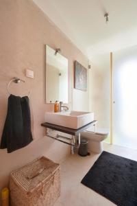 W łazience znajduje się umywalka i lustro. w obiekcie Quinta TreeWindBee w mieście Alenquer