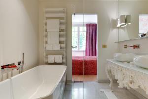 Salle de bains dans l'établissement Small Luxury Hotel De Witte Lelie
