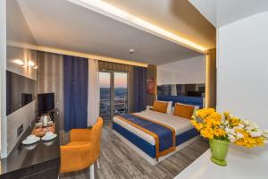 イスタンブールにあるインテル ホテル イスタンブールのベッドとデスクが備わるホテルルームです。