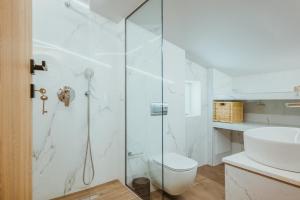 La salle de bains est pourvue d'une douche, de toilettes et d'un lavabo. dans l'établissement Anemmaro Villa 2 in Crete, à Gournes
