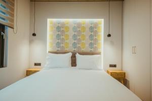 - une chambre avec un grand lit blanc et 2 oreillers dans l'établissement Anemmaro Villa 2 in Crete, à Gournes