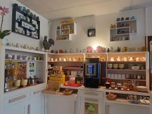 una cocina con encimera y cafetera. en HOTEL DE FRANCE, en La Tour-du-Pin