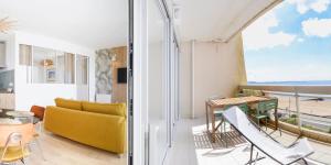 sala de estar con sofá amarillo y mesa en Rimini - Face mer La Baule, en La Baule