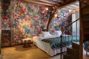 een slaapkamer met een kleurrijke muurschildering met bloemen bij Small Luxury Hotel De Witte Lelie in Antwerpen