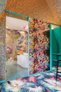 Cette chambre est ornée d'une fresque murale représentant des fleurs. dans l'établissement Small Luxury Hotel De Witte Lelie, à Anvers