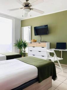 Postel nebo postele na pokoji v ubytování Beautiful 'Studio Verde' with Panoramic Sea Views
