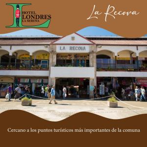 Ein Gebäude mit Leuten, die davor laufen. in der Unterkunft Hotel Londres La Serena in La Serena