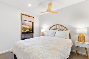 um quarto com uma cama e uma ventoinha de tecto em Three Ponds Estate em Temora