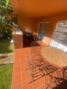 un patio con mesa y sillas en Apartamento guadalmina, en Marbella