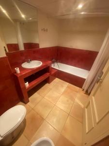 a bathroom with a toilet and a sink and a tub at Apartamento guadalmina in Marbella