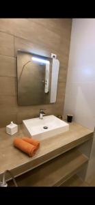 uma casa de banho com um lavatório branco e um espelho. em Sublime Appart- Vue Mer-Prado13008- Proche Plage Vélodrome em Marselha