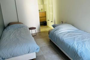 Posteľ alebo postele v izbe v ubytovaní Very spacious cocoon with garden near the sea