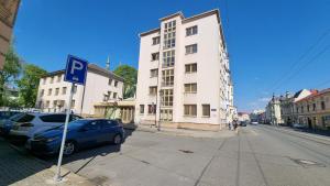 un estacionamiento con una señal de estacionamiento frente a un edificio en Hotel Rada en Ostrava