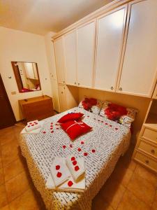 um quarto com uma cama com corações vermelhos em CASA VACANZA RELAX em Reggio Emilia