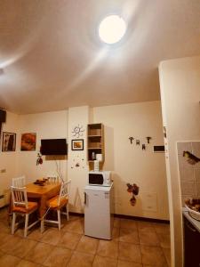 una cucina con tavolo, piano cottura, tavolo e sedie di CASA VACANZA RELAX a Reggio Emilia