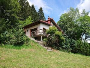 uma pequena casa no topo de uma colina em Maison d'altitude avec vue panoramique à Gérardmer em Gérardmer
