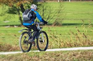 una persona montando una bicicleta en un sendero en Country Camp camping Südeifel en Irrel