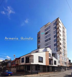 wysoki budynek po stronie ulicy w obiekcie Arboleda Real Hospedaje w mieście Armenia