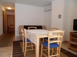 TV a/nebo společenská místnost v ubytování Apartments Petricevic 2