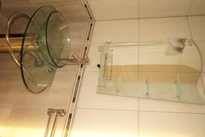 バルチクにあるSunshine Suiteの鏡付きのバスルームのガラス壁