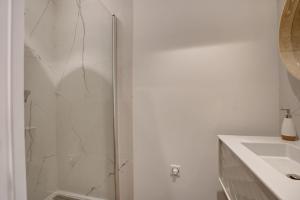 een witte badkamer met een douche en een wastafel bij JEJ1-Two bedrooms Cannes Center in Cannes