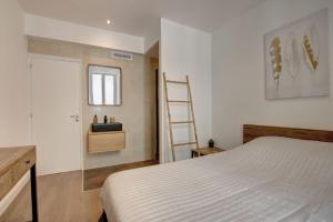 een slaapkamer met een bed, een ladder en een spiegel bij JEJ1-Two bedrooms Cannes Center in Cannes